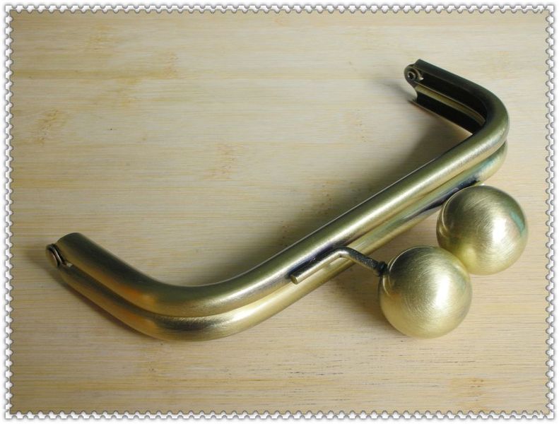 Kabelkový rámeček staromosaz bambulky velké 15,5 cm