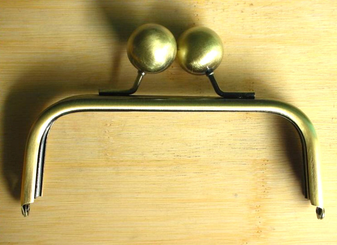 Kabelkový rámeček staromosaz bambulky velké 15,5 cm